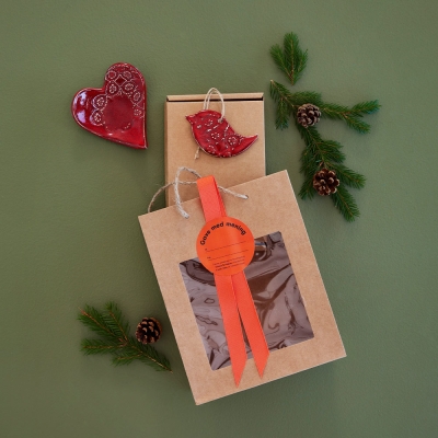 Gavepakke; rød hjerteskål og fugl med mønster