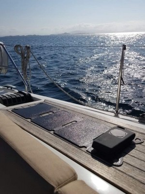 Lad opp med sol på båten. Solcelle og powerbank er vanntett og sjøsprut-proof